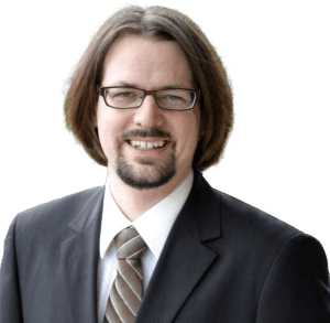Portrait photo of Office 365 expert Holger Wöltje – in a suit, with glasses and a beard.